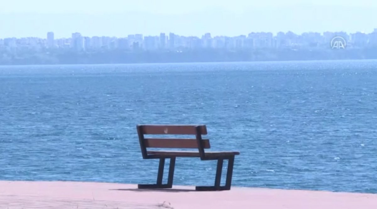 Konyaaltı sahilini boş görünce dayanamadı, cezayı yedi