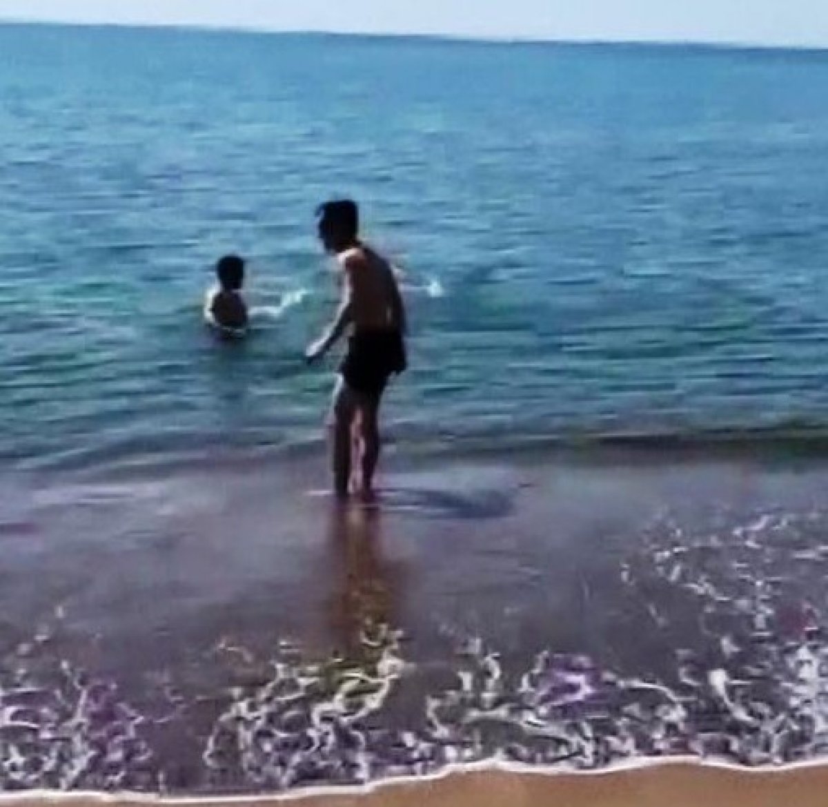 d Konyaaltı sahilini boş görünce dayanamadı, cezayı yedi