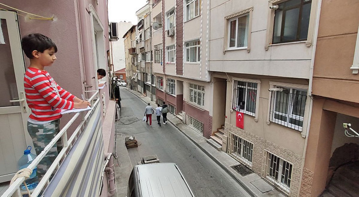 Çocuklar camdan cama isim-şehir oynadı