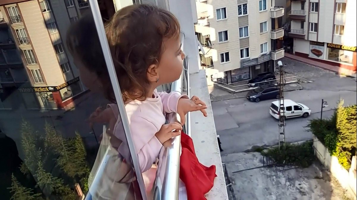 i 2.5 yaşındaki minikten sokakta dolaşanlara ilginç tepki