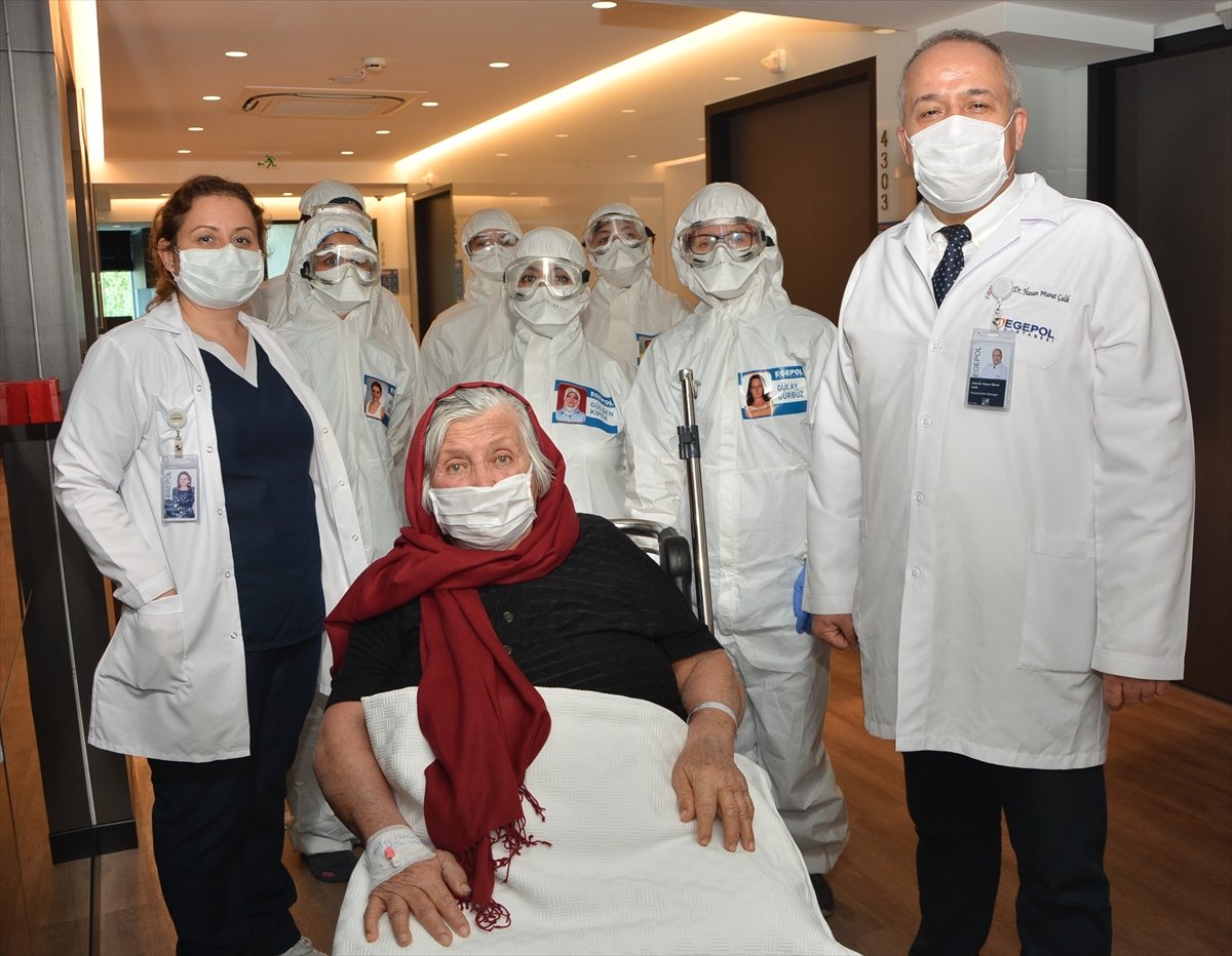 a İzmir'de korona tedavisi biten 92 yaşındaki kadın evine uğurlandı