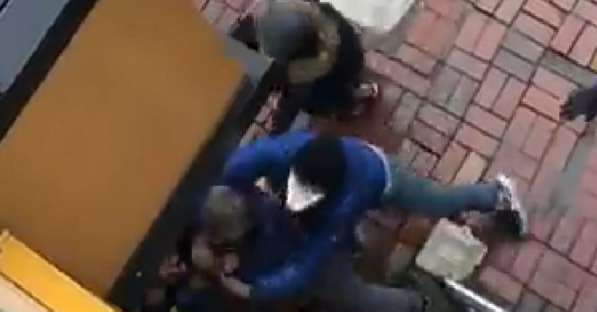 i Bankanın önünde sıra kavgasında yumruklar konuştu