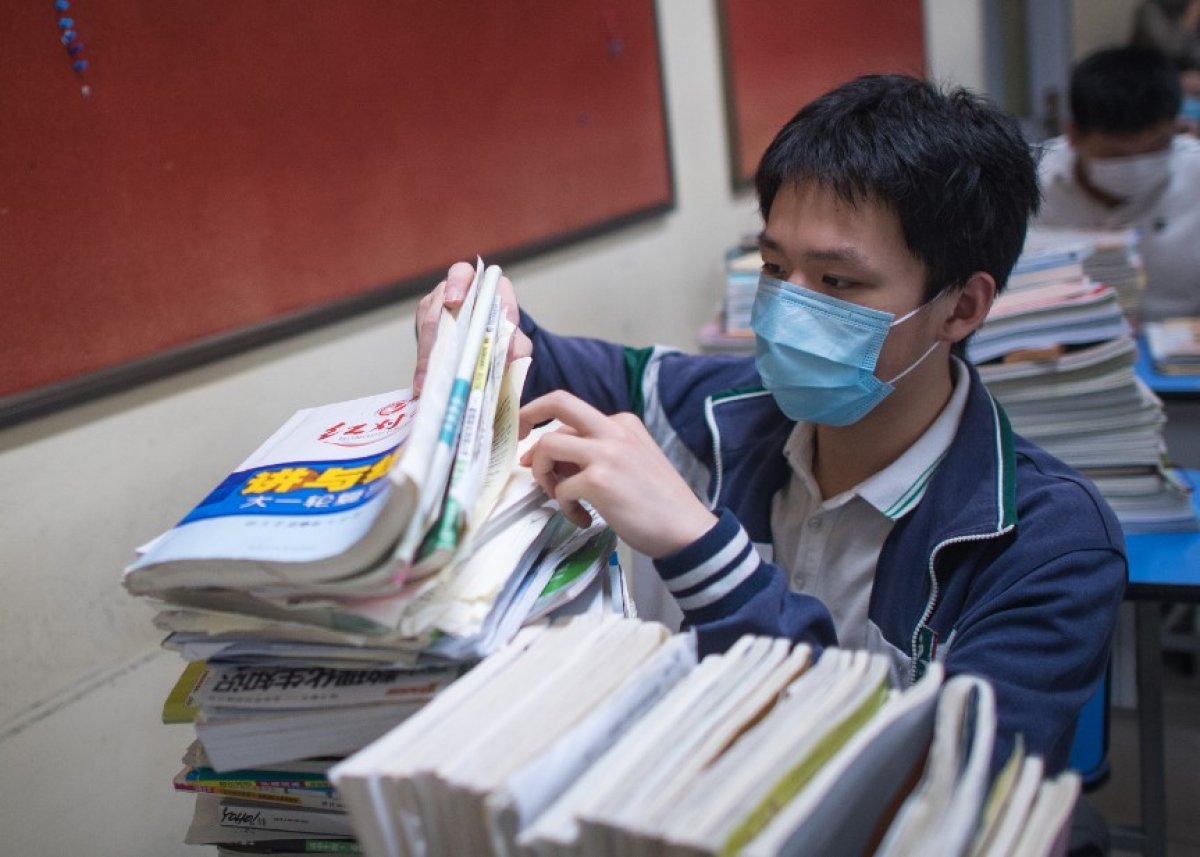 Koronavirüsün çıktığı Vuhan'da okullar açıldı