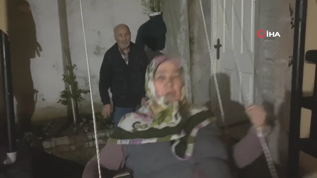 Evden çıkamayan yaşlı çiftin, türkülü salıncak eğlencesi