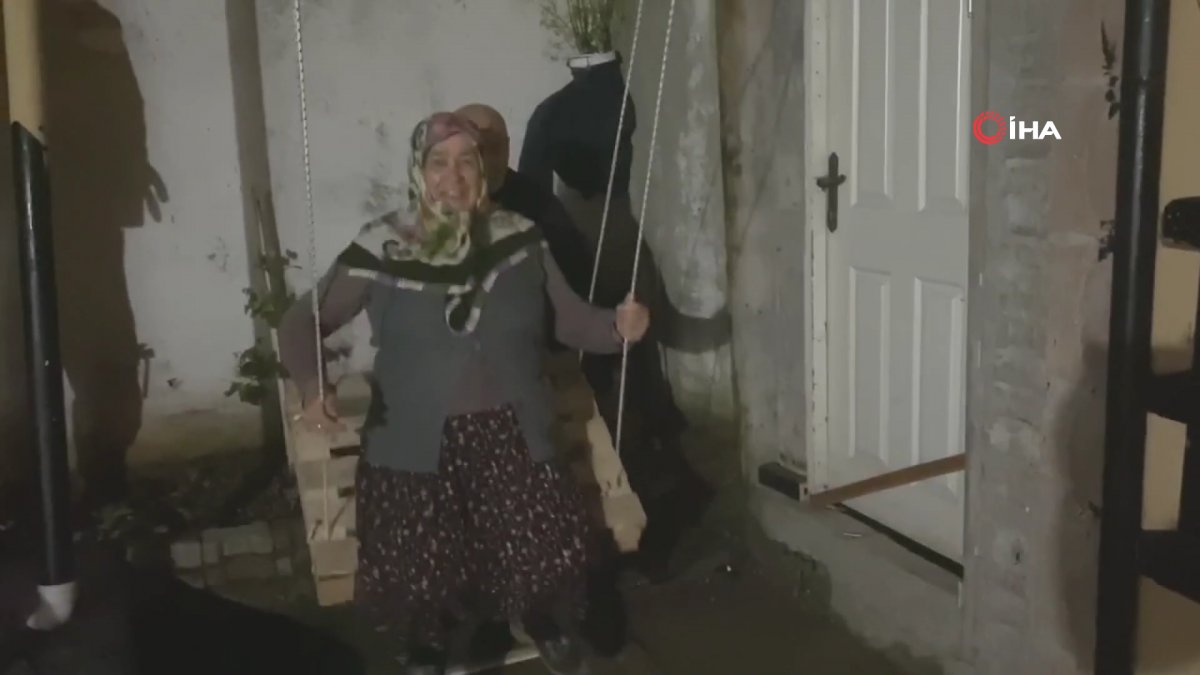 Evden çıkamayan yaşlı çiftin, türkülü salıncak eğlencesi