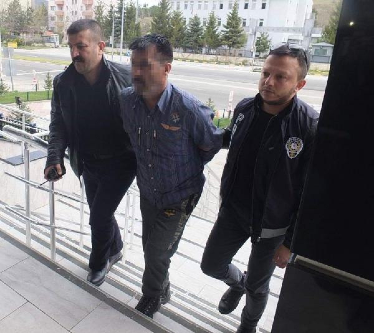 d Eşini öldürüp, kızını istismar eden sanığa müebbet