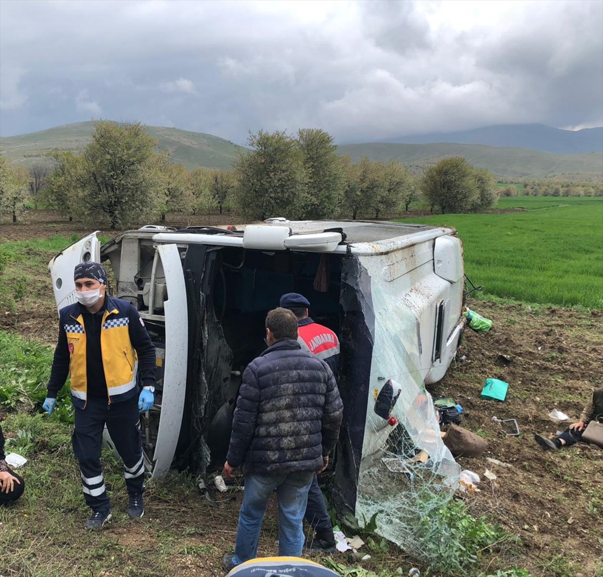 d Karantinadan çıkanları taşıyan otobüs devrildi: 16 yaralı