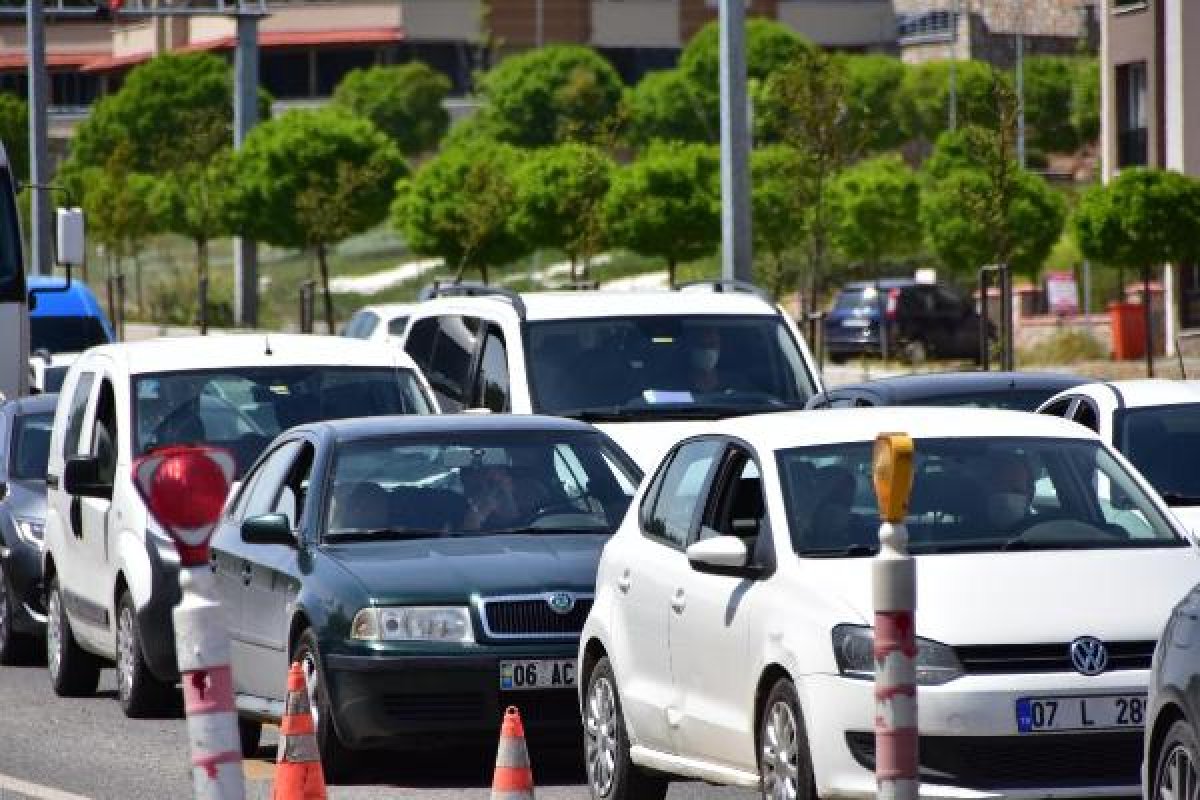 dha Muğla'da araç kuyruğu 4 kilometreye ulaştı