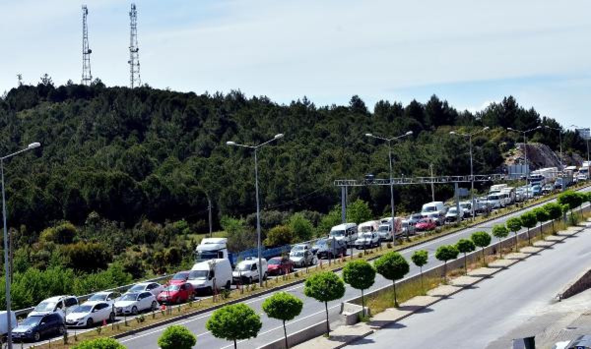 dha Muğla'da araç kuyruğu 4 kilometreye ulaştı