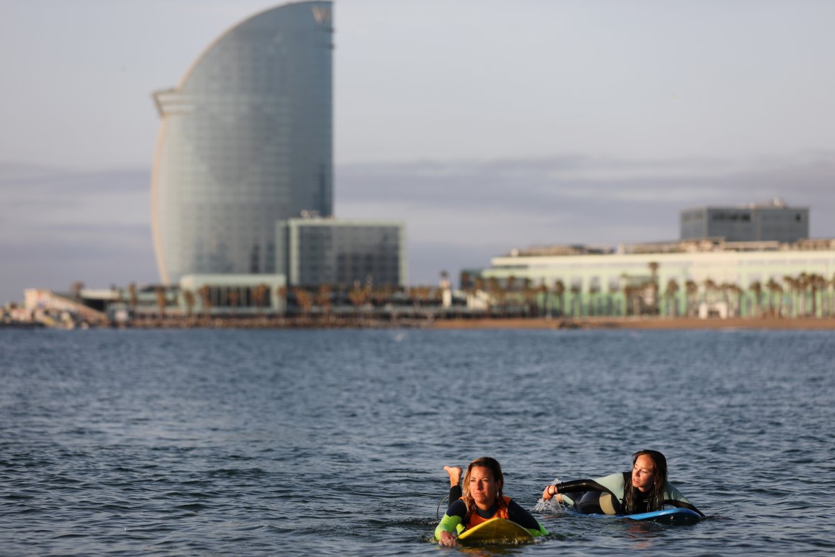 r İspanya'da plajlar açıldı