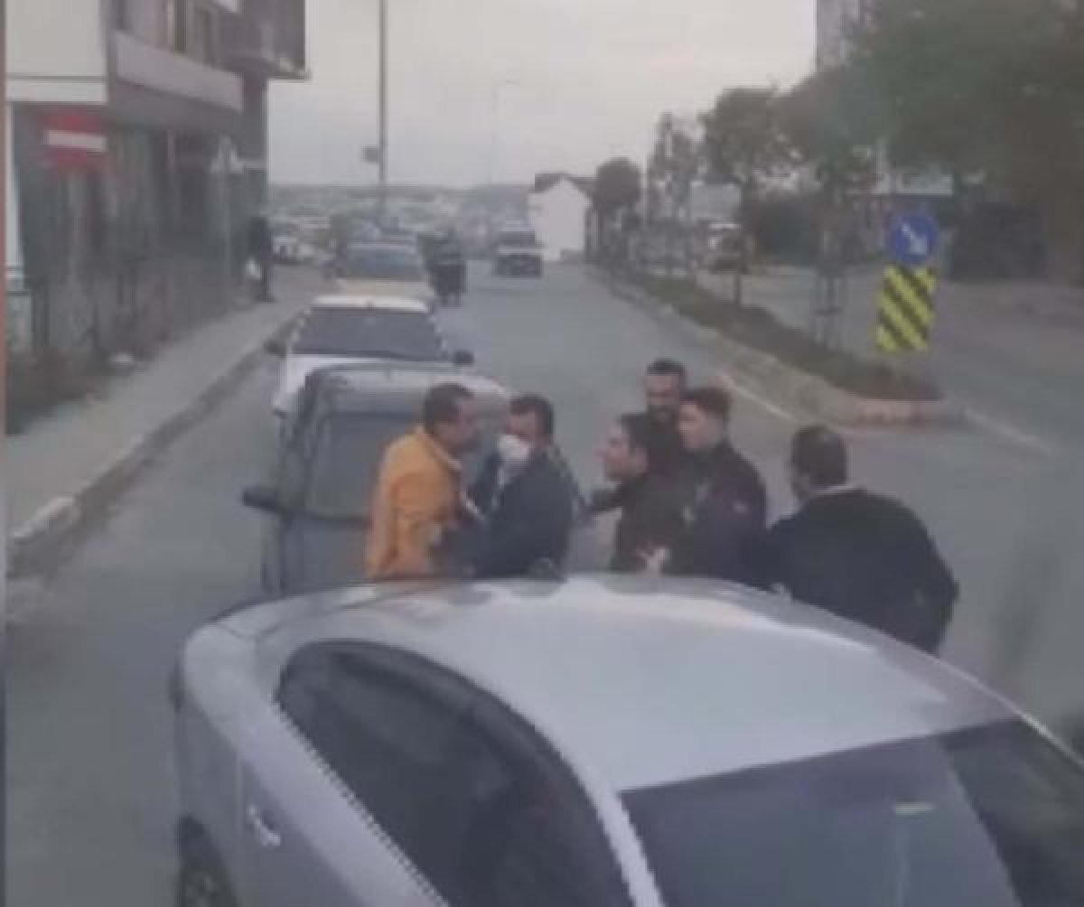 Arnavutköy'de bekçinin sopalı saldırganı vurduğu an