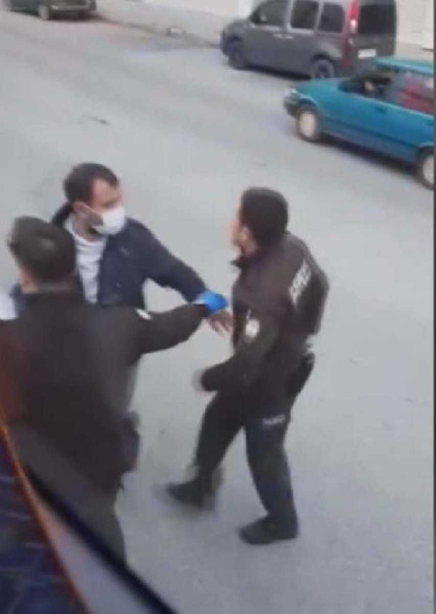 Arnavutköy'de bekçinin sopalı saldırganı vurduğu an