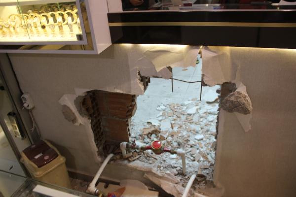 d Duvarı kırıp, kuyumcudan 400 bin TL'lik altın çaldılar