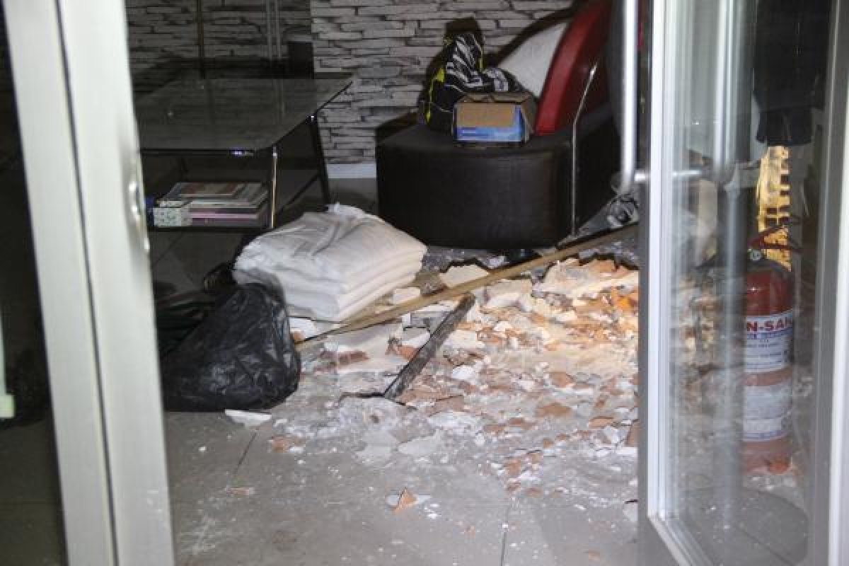 d Duvarı kırıp, kuyumcudan 400 bin TL'lik altın çaldılar