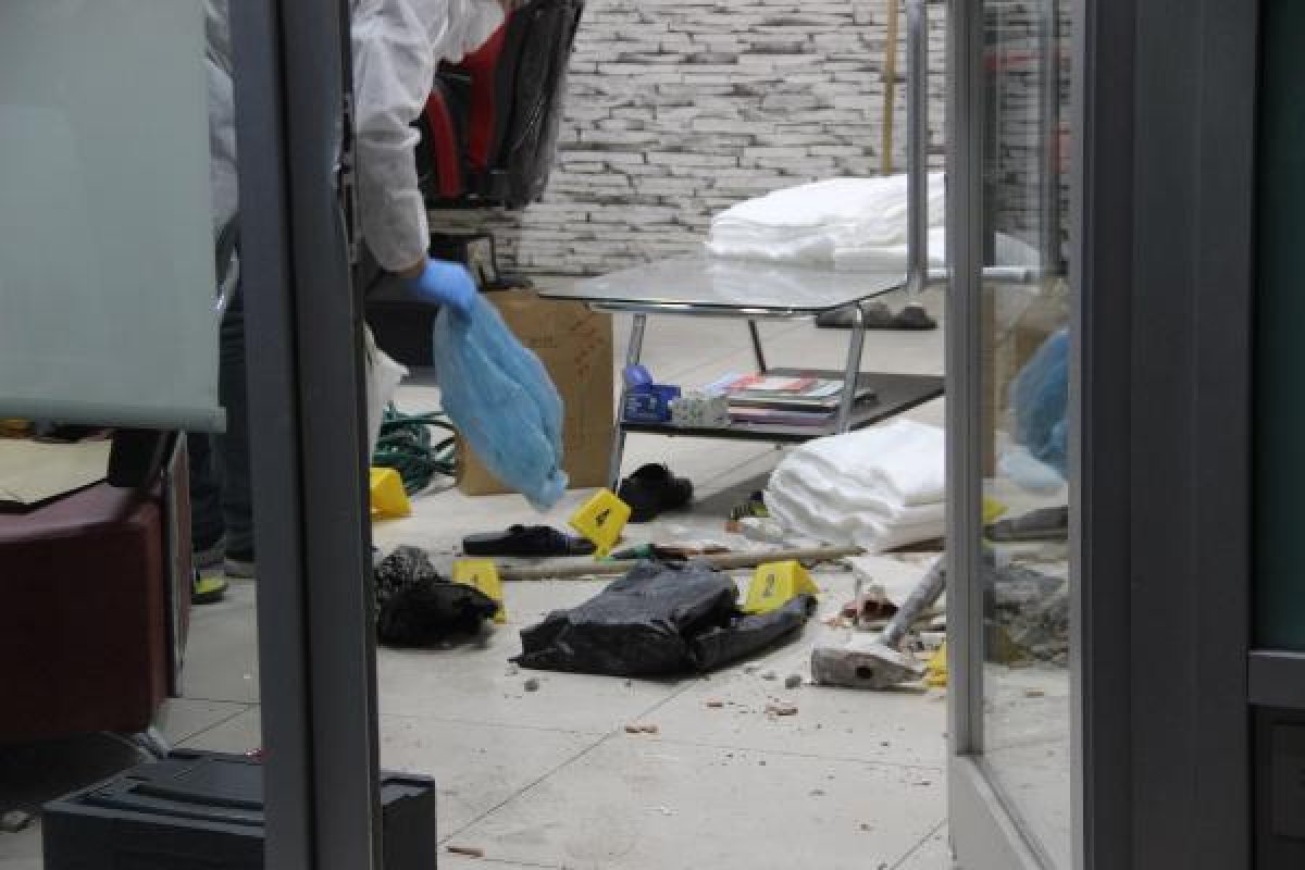 d Duvarı kırıp, kuyumcudan 400 bin TL'lik altın çaldılar