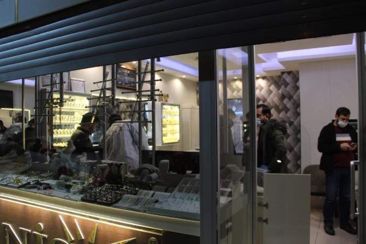 d Duvarı kırıp, kuyumcudan 400 bin TL'lik altın çaldılar