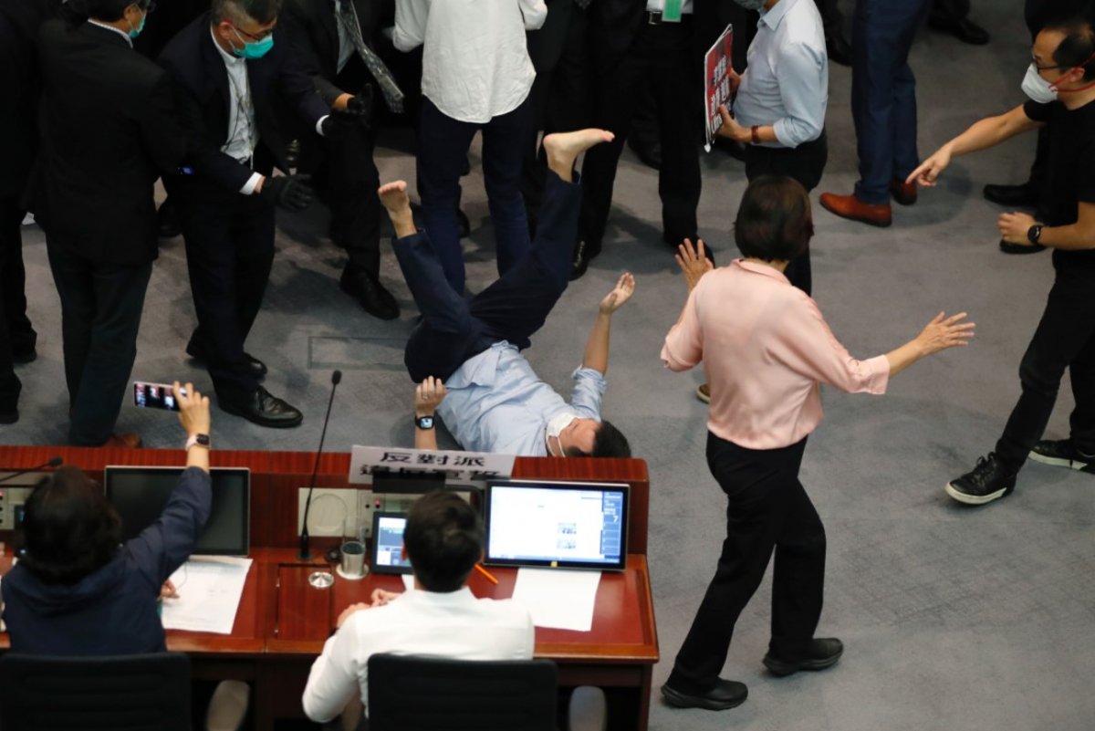 r Hong Kong meclisinde arbede çıktı