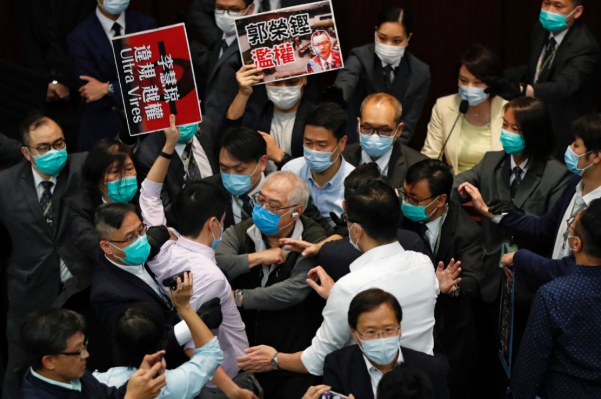 r Hong Kong meclisinde arbede çıktı