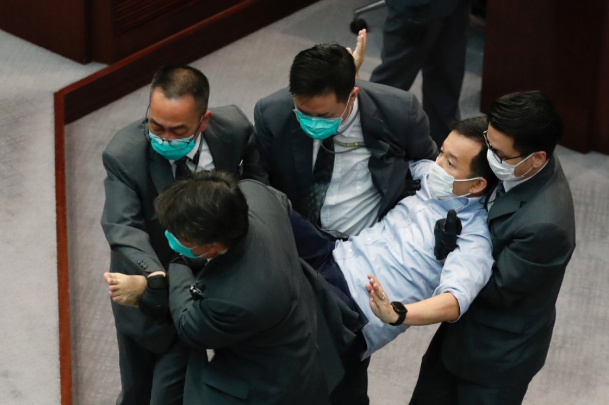 r Hong Kong meclisinde arbede çıktı