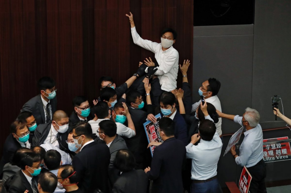 r Hong Kong meclisinde arbede çıktı