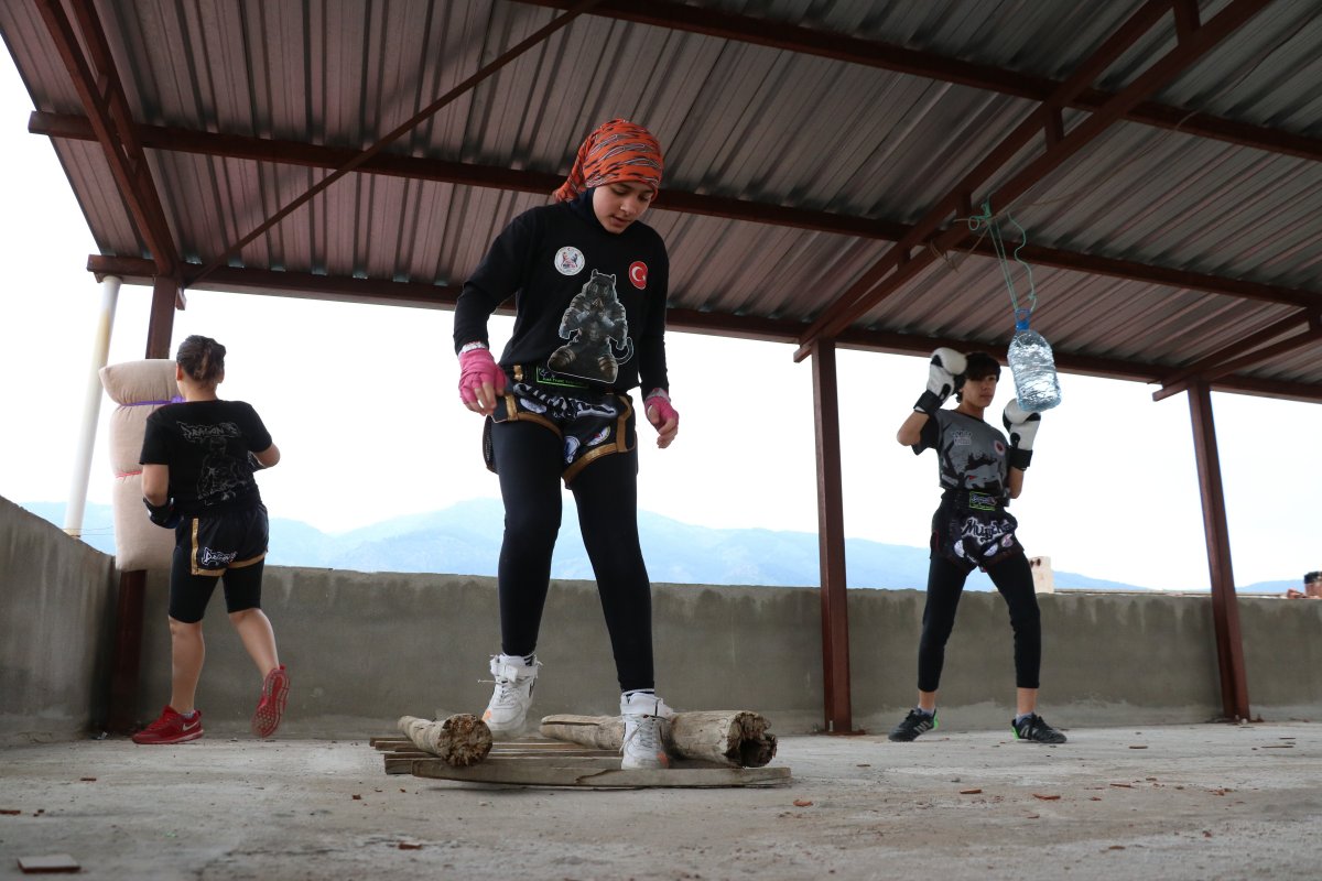 i Korona engel olamadı, ev çatısı spor salonuna dönüştü