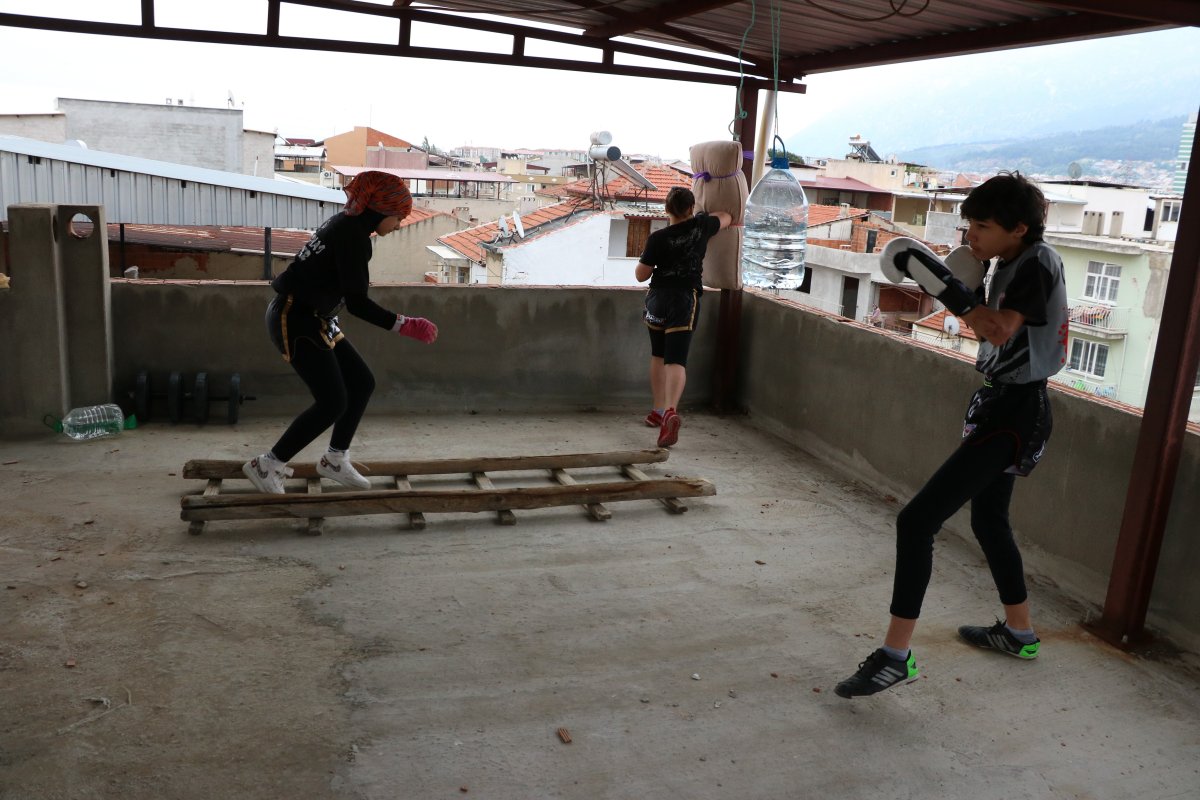 i Korona engel olamadı, ev çatısı spor salonuna dönüştü