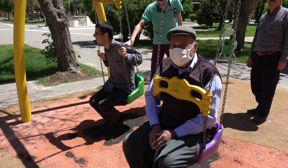 Sokağa çıkma izinlerinde yıkım çalışması izleyen yaşlılar