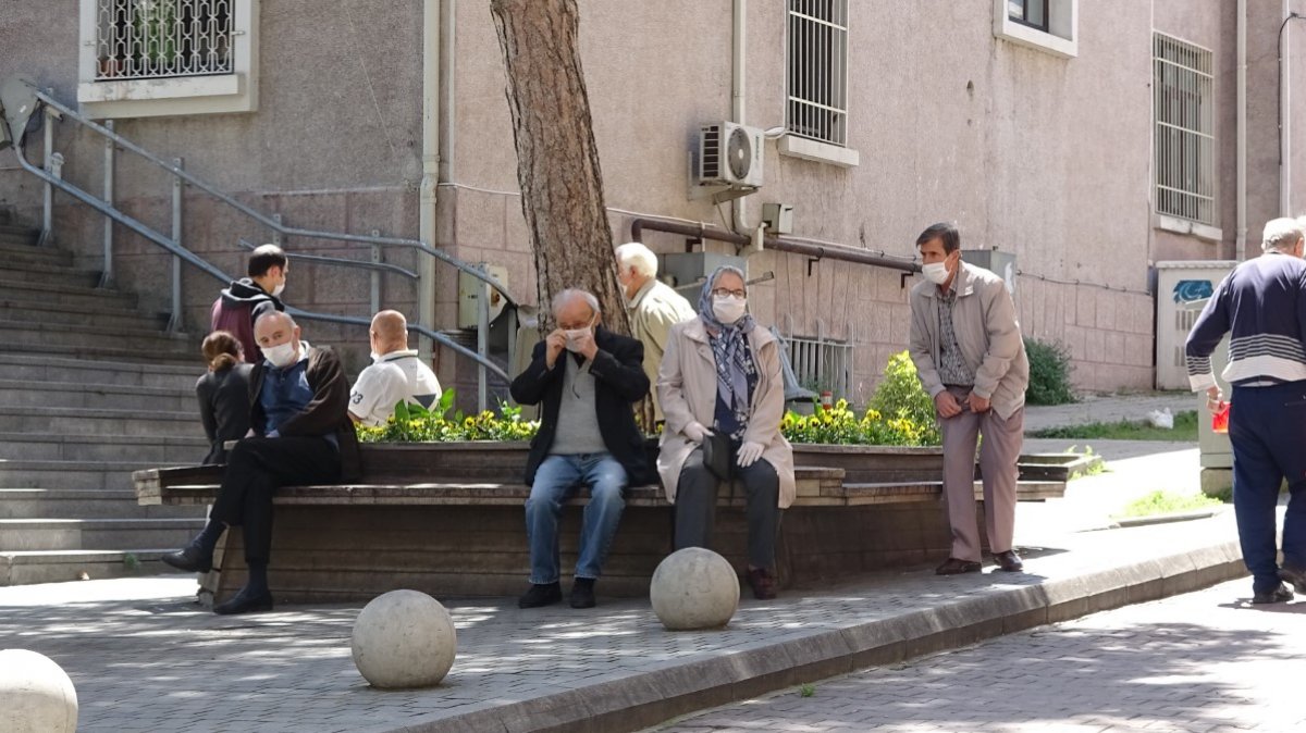 Bursa'da 65 yaş ve üzeri bankamatiğe koştu