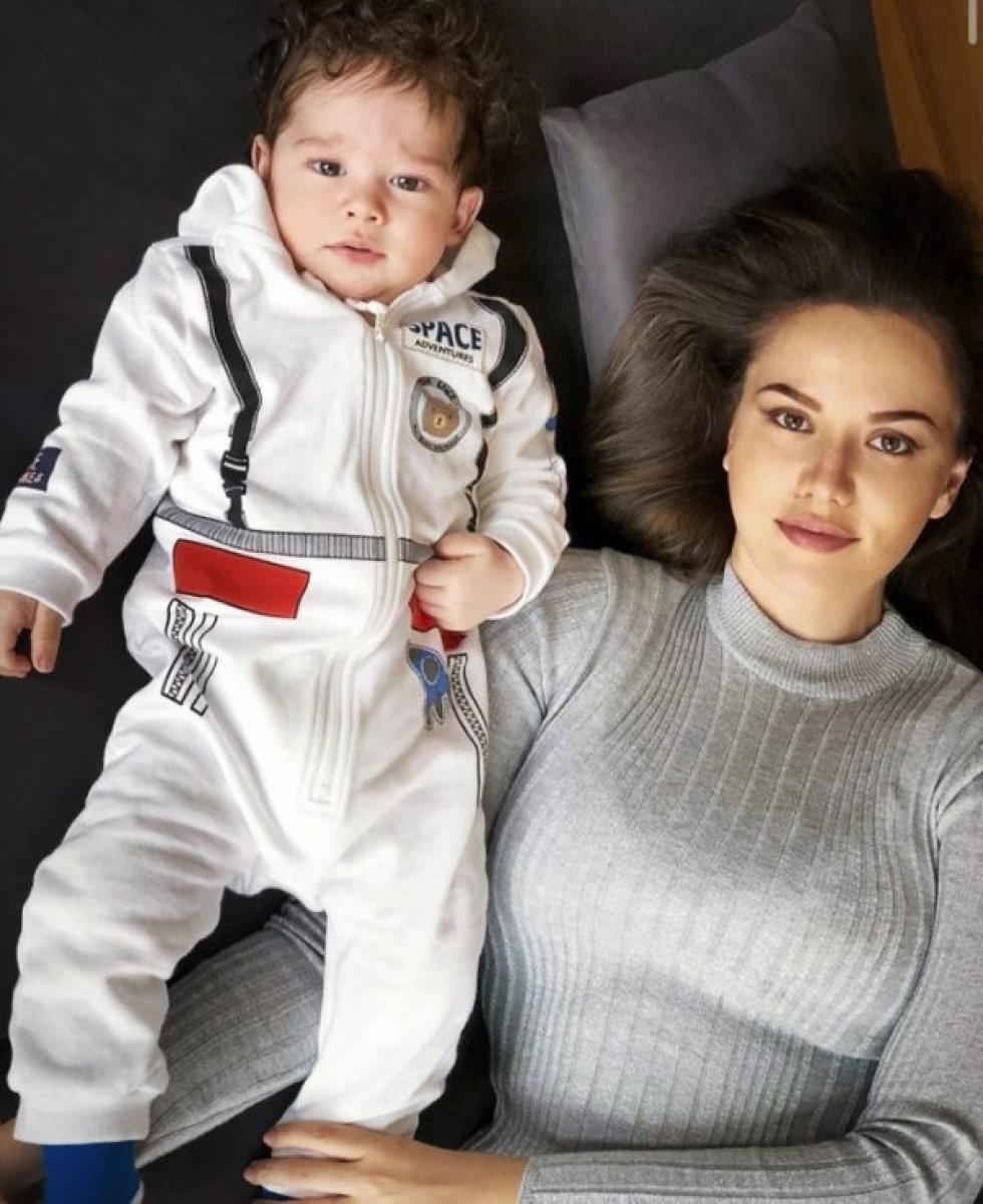 Fahriye Evcen oğlu ile fotoğraf paylaştı