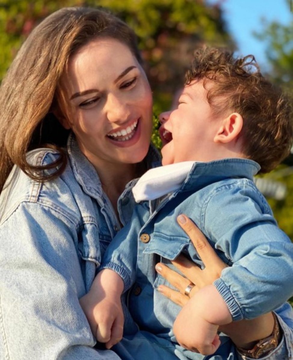 Fahriye Evcen oğlu ile fotoğraf paylaştı