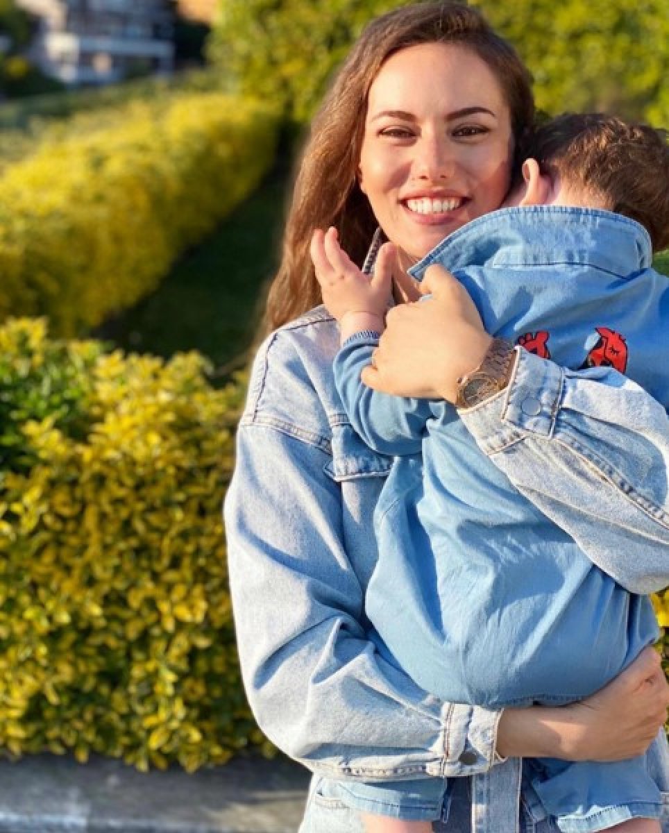 Fahriye Evcen oğlu ile fotoğraf paylaştı