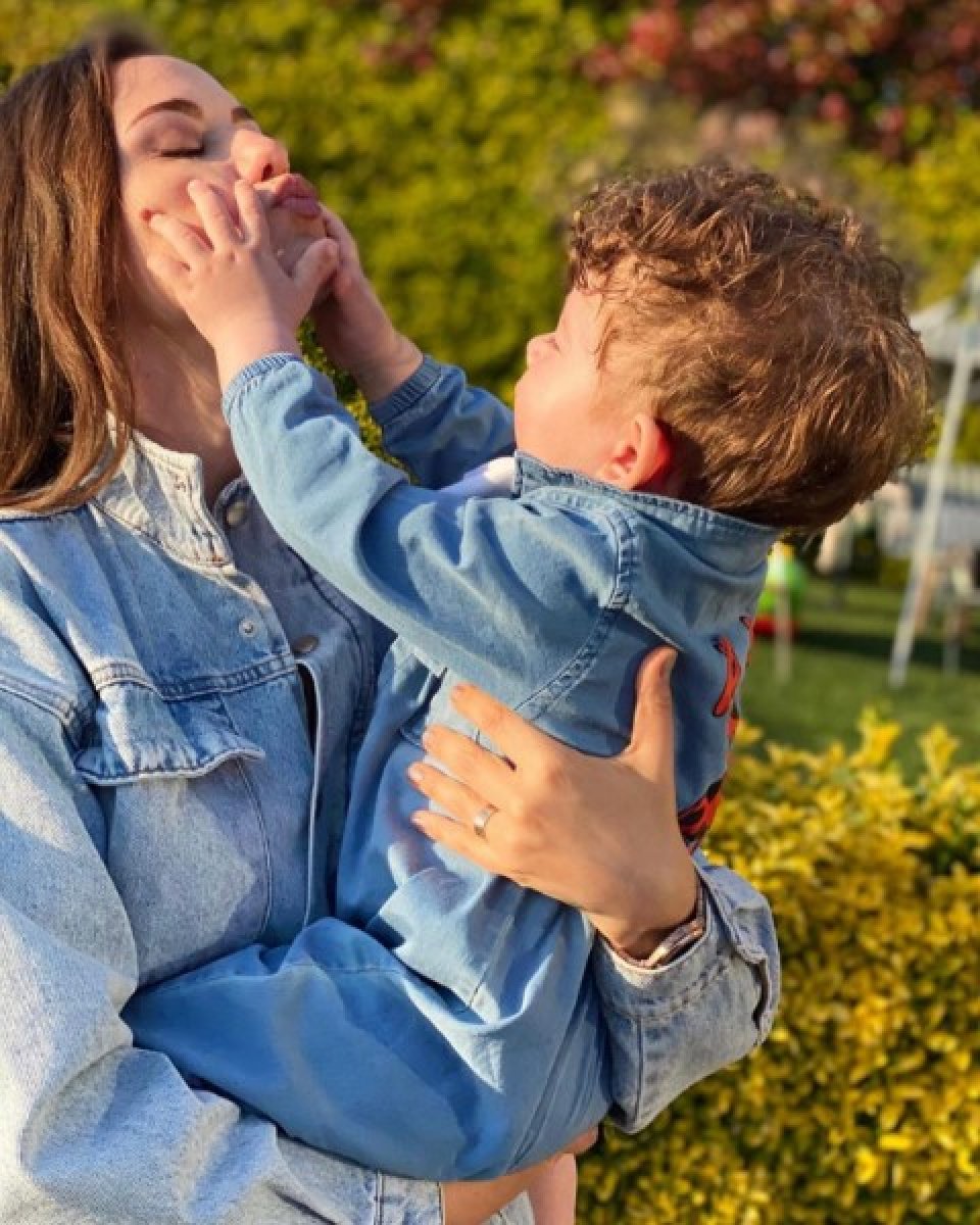 Fahriye Evcen oğlu ile fotoğraf paylaştı