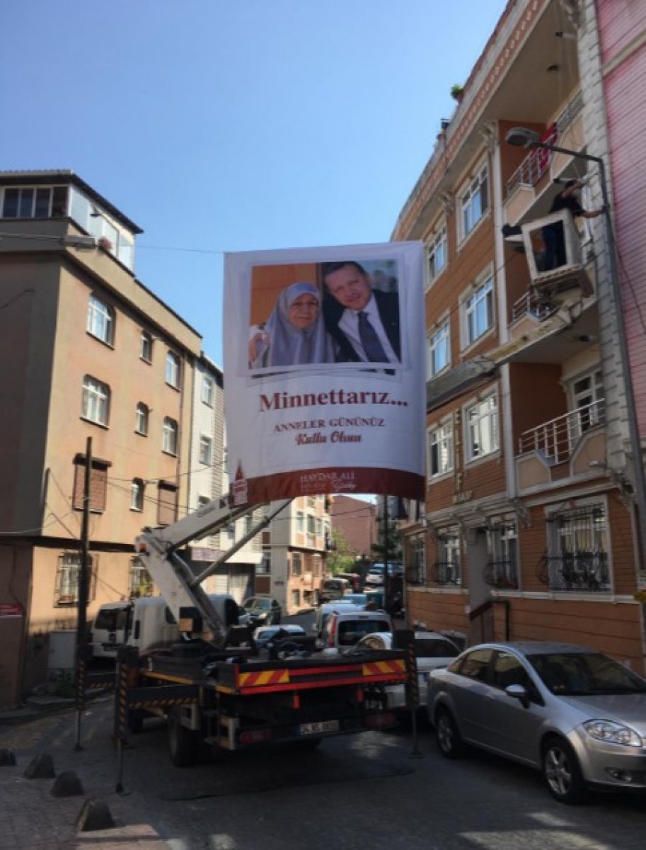 Beyoğlu sokaklarına annelerin fotoğrafları asıldı