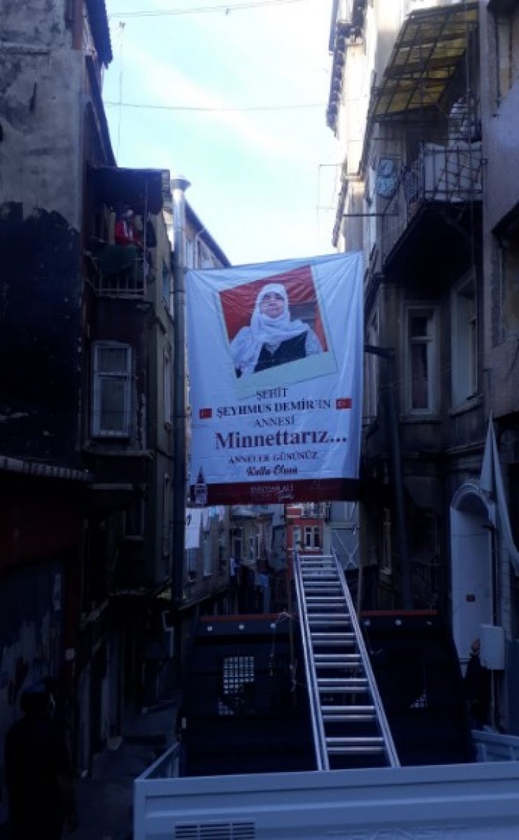 Beyoğlu sokaklarına annelerin fotoğrafları asıldı