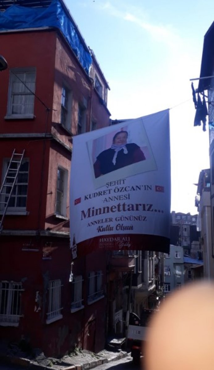 Beyoğlu sokaklarına annelerin fotoğrafları asıldı