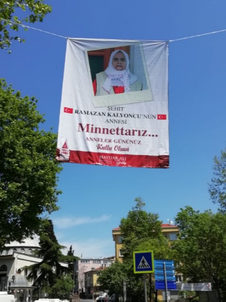 Beyoğlu sokaklarına annelerin fotoğrafları asıldı