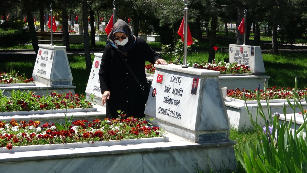 i Yasak kalkınca şehit evladını görmeye gitti