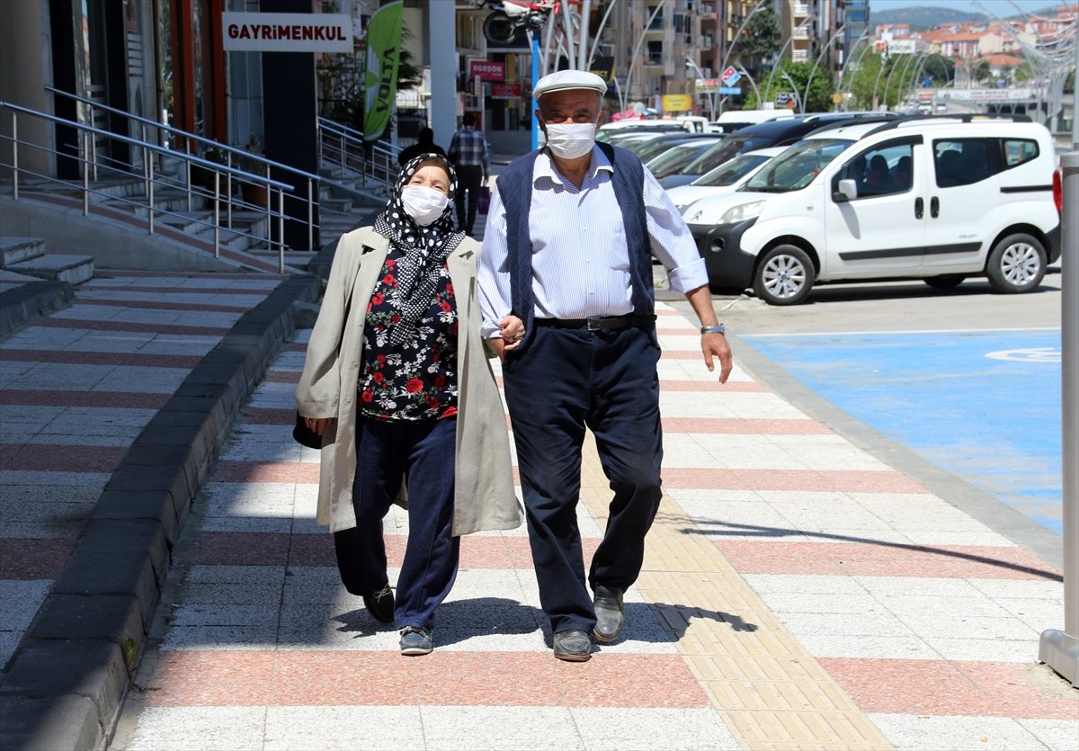 65 yaş üstü vatandaşlar dışarıya çıktı