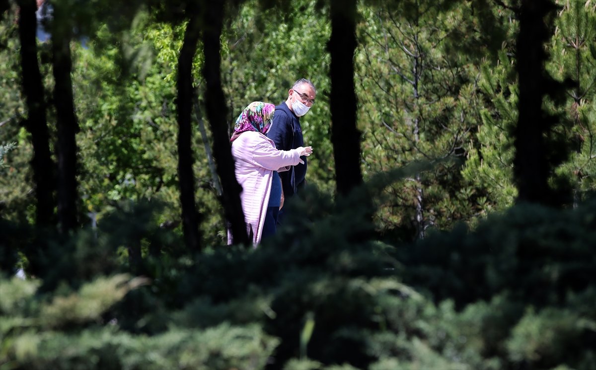 65 yaş üstü vatandaşlar dışarıya çıktı