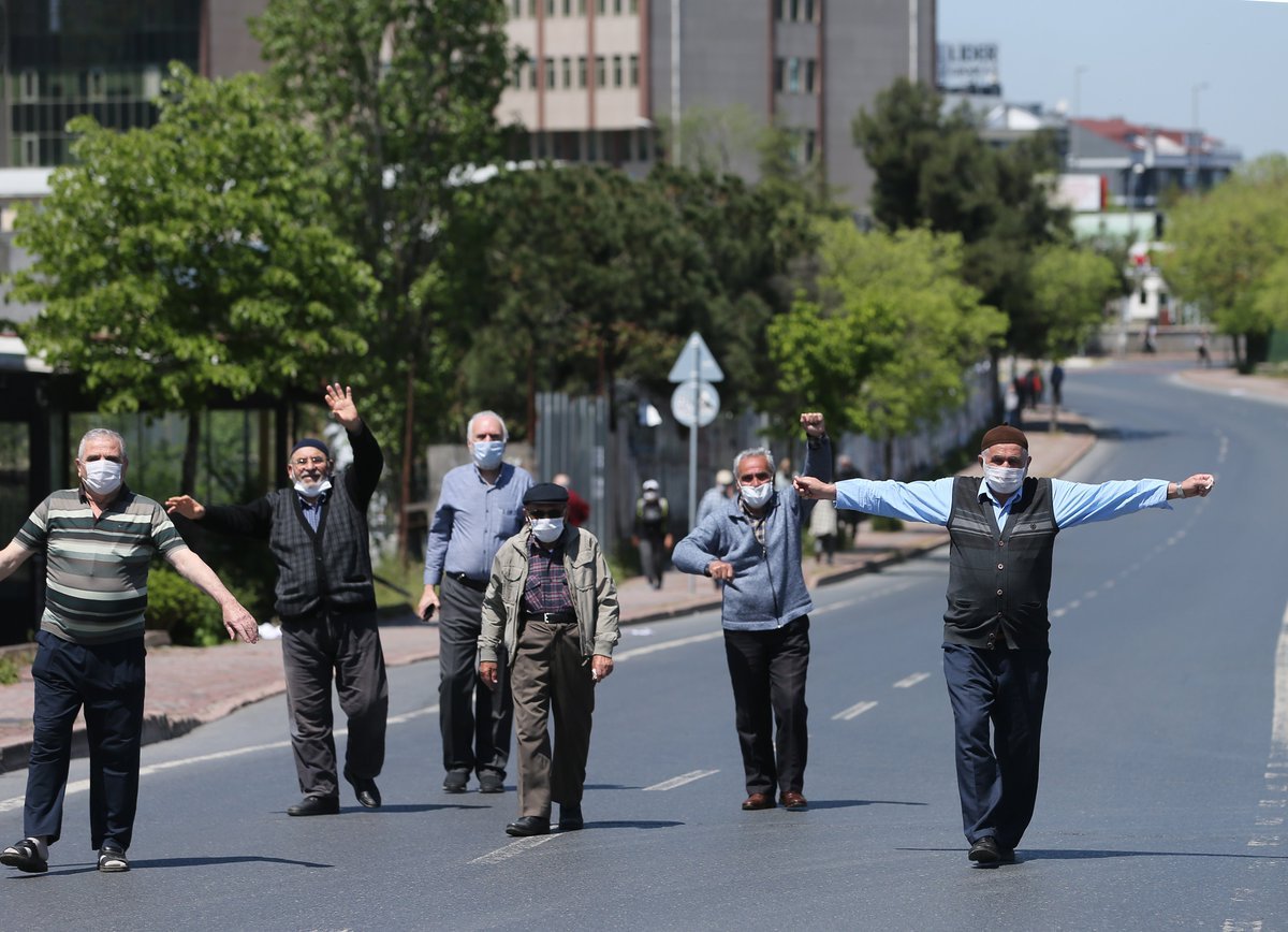 65 yaş üstü vatandaşlar dışarıya çıktı