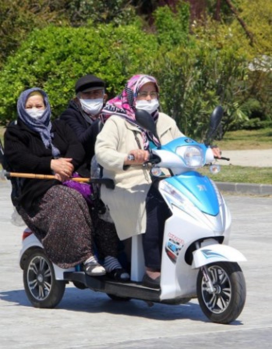 65 yaş üstü vatandaşlar, 4 saatlik iznin keyfini yaşadı