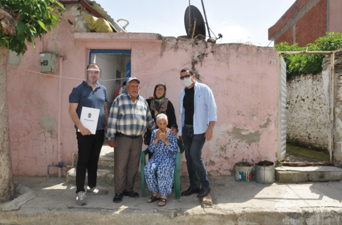 i İzmir'de 4 saatlik izinde ayakkabı boyamaya çıktı