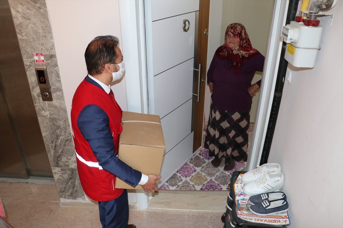 Engelli eşi ile çocuğuna bakan engelli anneye ziyaret