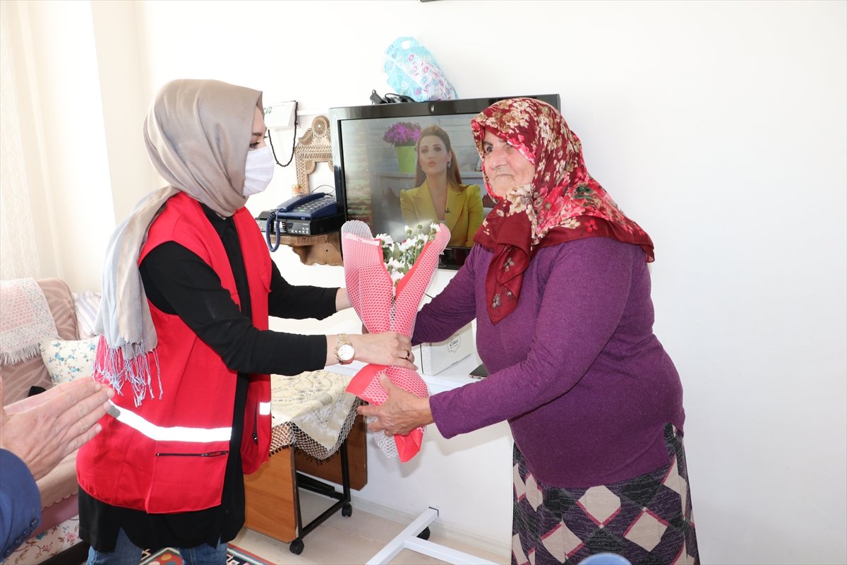 Engelli eşi ile çocuğuna bakan engelli anneye ziyaret