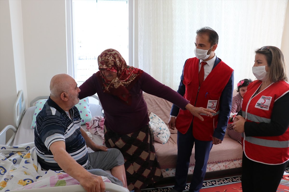 Engelli eşi ile çocuğuna bakan engelli anneye ziyaret