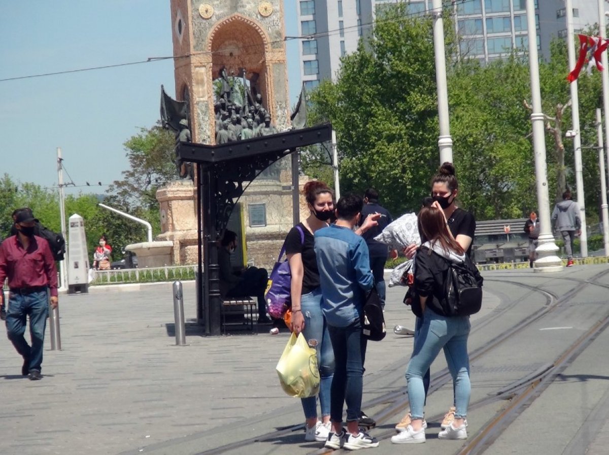 Taksim'de turistler polisle tartıştı, gazeteciye saldırdı