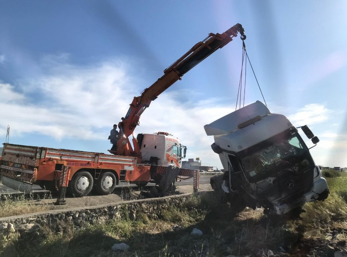 Mardin'de tır, hayvan yüklü kamyonete çaptı: 1 ölü, 3 yaralı