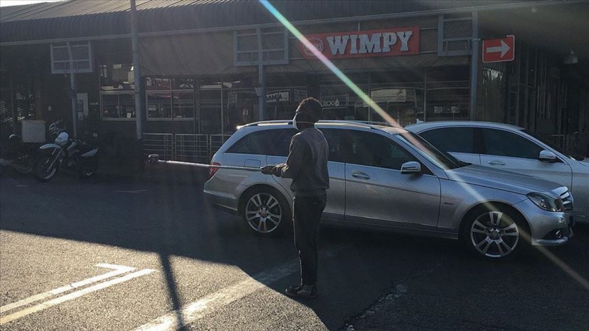 a Güney Afrikalı dilencilerden korona tedbiri