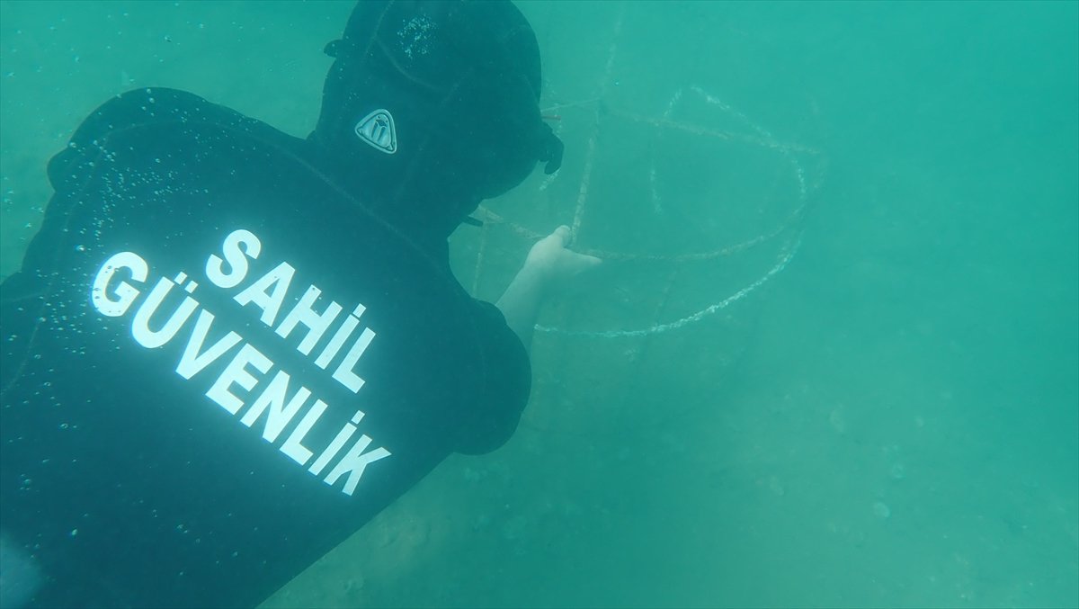 a Hatay'da yasa dışı balık avlayan 3 kişiye 13 bin lira ceza