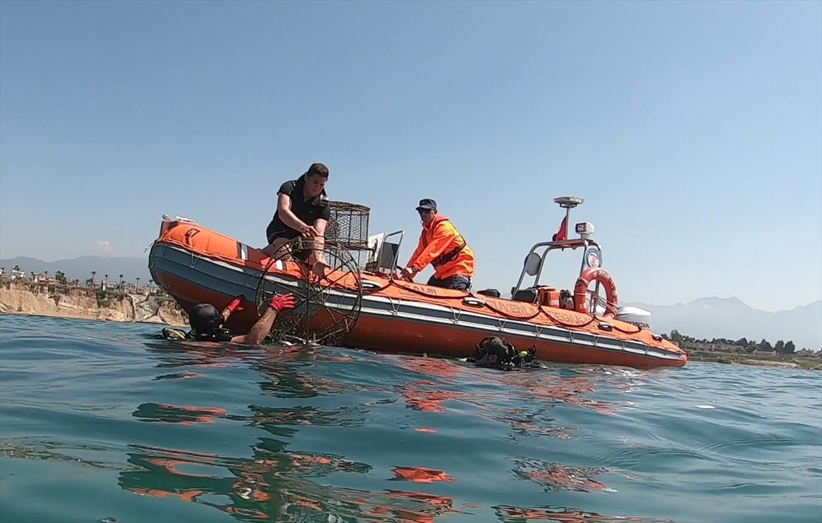 a Hatay'da yasa dışı balık avlayan 3 kişiye 13 bin lira ceza